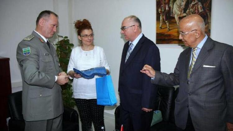 Arnavutluk Genelkurmay Başkanı’ndan plaket aldı
