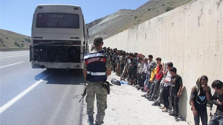 Kaçak göçmenler arızalanan otobüste yakalandı