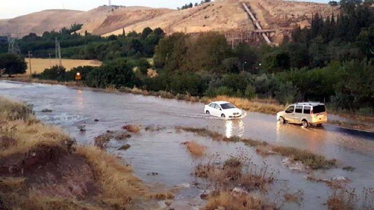 Nusaybinde içme suyu şebekesi patladı, yollar su altında kaldı