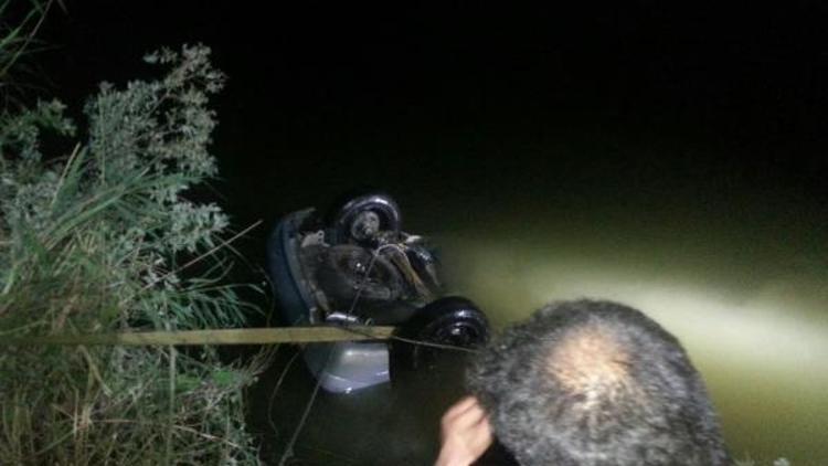 Otomobil Sakarya Nehrini uçtu: 3 ölü