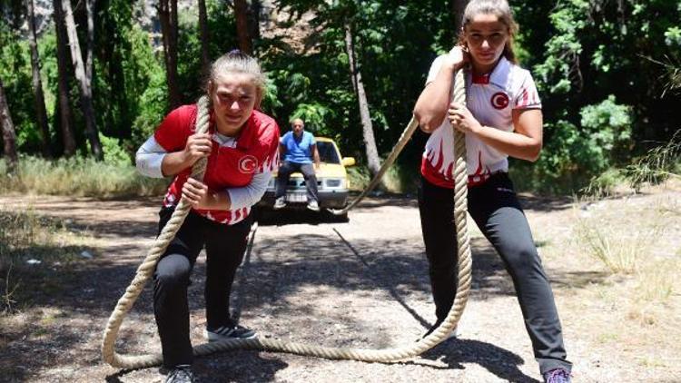 Güreşçi kız kardeşler komando eğitimiyle şampiyonalara hazırlanıyor