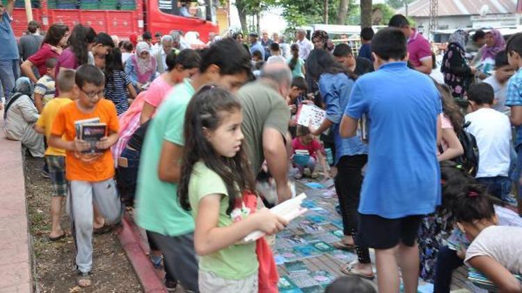 Kitap yolunda kitapları kapıştılar