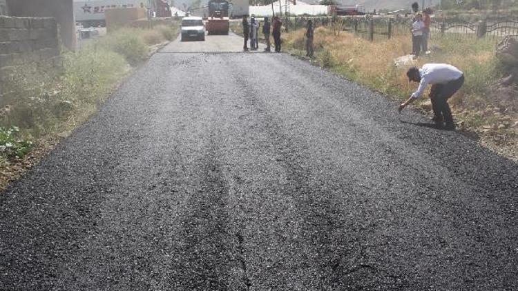 Başkale Belediyesi asfaltlama çalışmalarına devam ediyor