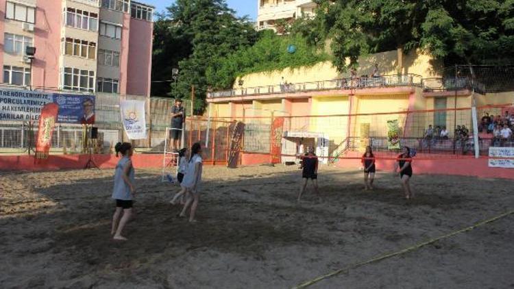 Plaj voleybol turnuvası nefes kesti