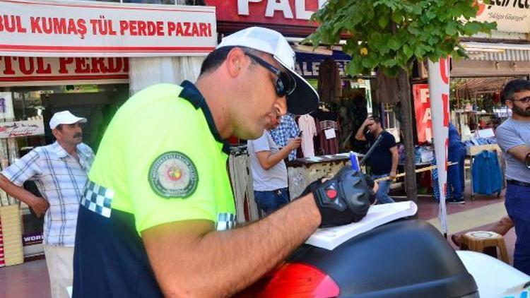 Halk otobüsü şoförü park yasağına uymayan sürücülere kızıp yolu kapattı