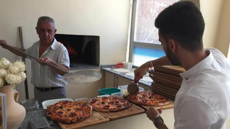 Süryani ortakların pizza dükkanı törenle açıldı