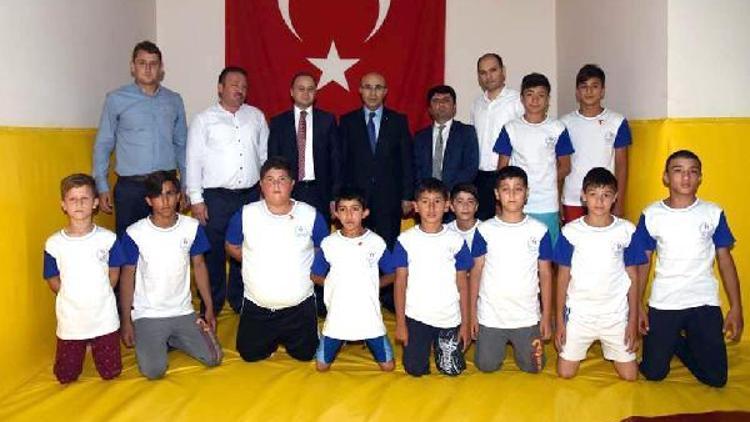 Vali Demirtaştan başarılı sporculara altın