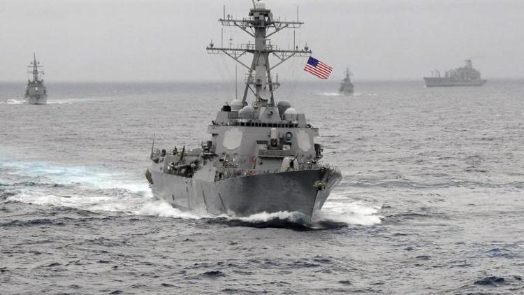 ABD donanması, İran botuna uyarı ateşi açtı