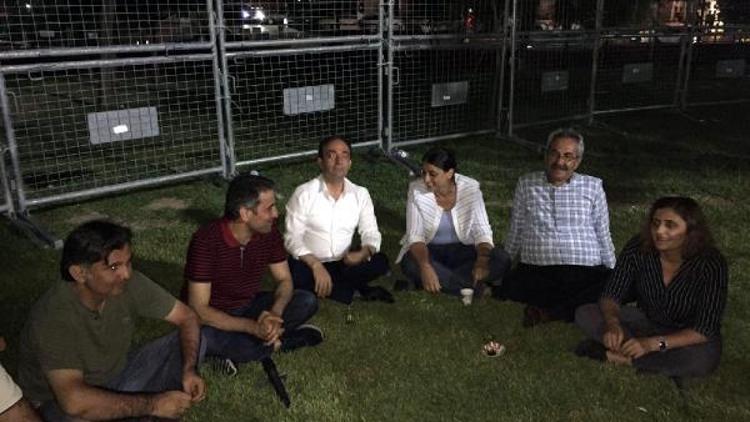 Grup toplantısını Diyarbakırda parkta yapan HDPden 1 haftalık Vicdan ve adalet nöbeti (2)