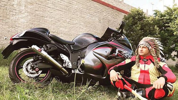 Altın elbiseli motosikletçi kazada öldü
