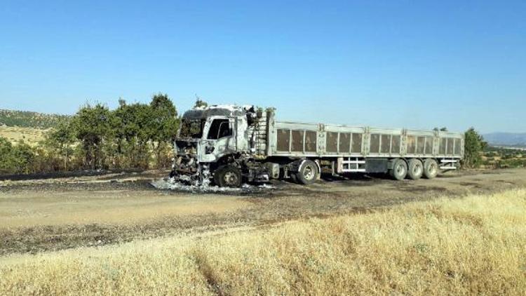 PKKlı teröristler Licede yol kesip, TIR yaktı