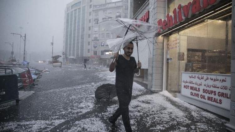 Ek fotoğraflar // İstanbul Taksimde yağış zor anlar yaşattı