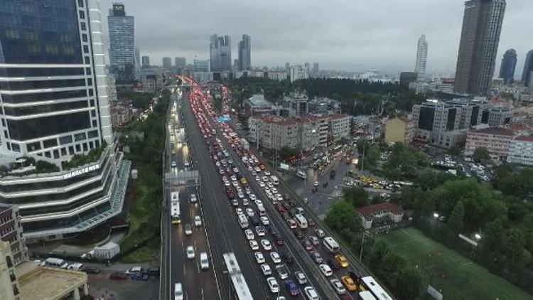 İstanbulda sağanak yağış trafiği olumsuz yönde etkiledi