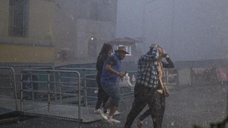 Ek Fotoğraflar// Taksimde yağış zor anlar yaşattı