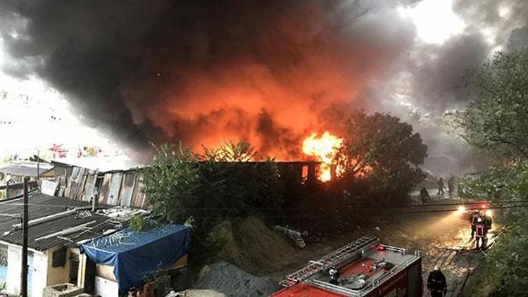 İstanbulda yıldırım düştü: Yangın çıktı