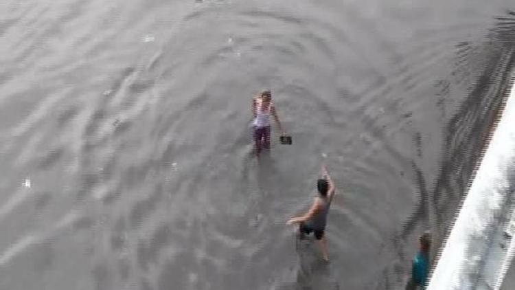 Merterde oluşan su birikintisinde çocuklar yüzdü