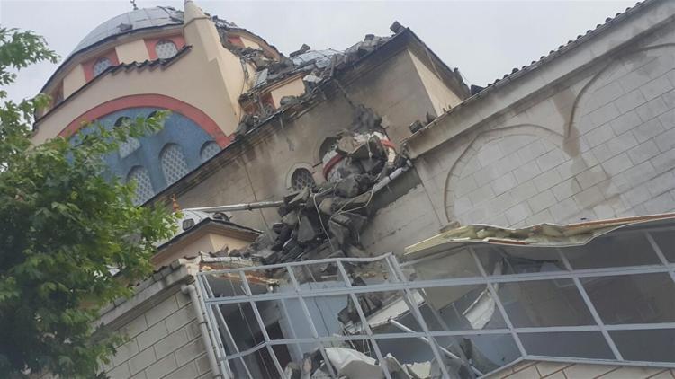 İstanbulda Çarşı Camiinin minaresi yıkıldı