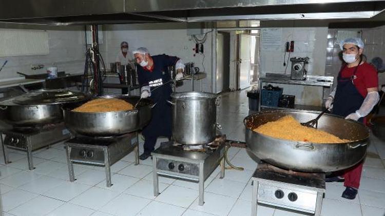 Van Büyükşehir Belediyesi 2 bin yoksula sıcak yemek dağıtıyor