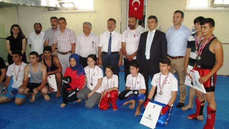 Başarılı sporcular ödüllendirildi