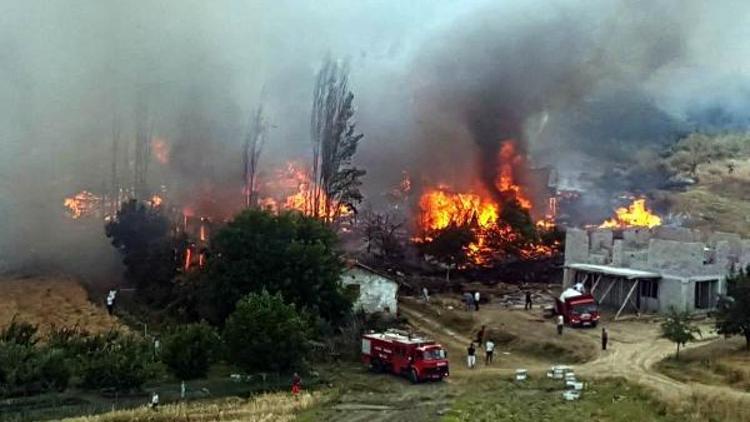 Valiliktten yanan köy için vatandaşlara yardım toplama uyarısı