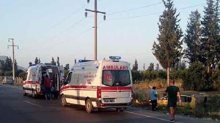 Kaza yapan taksideki turist Rus anne-kız yaralandı