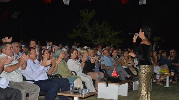 Kiraz Festivalinde kadınlardan zeybek gösterisi