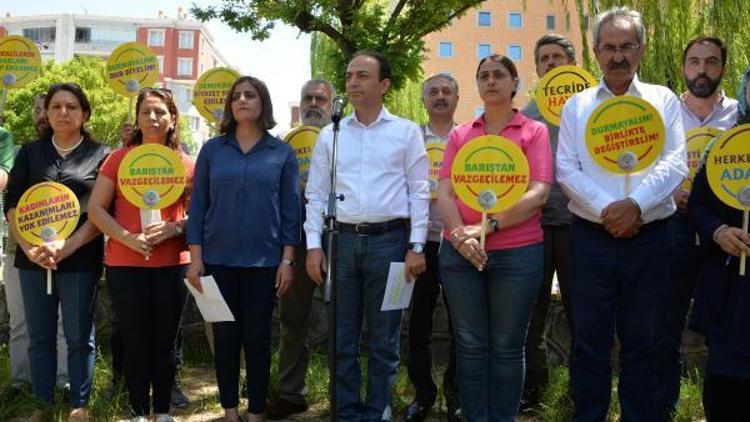 Osman Baydemir: Taşlar bağlanıyor, itler salınıyor