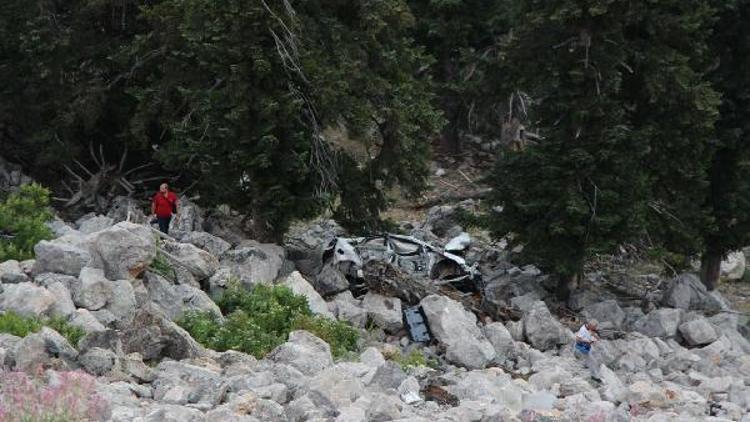 Otomobil, 100 metrelik yamaçtan yuvarlandı: 2 ölü, 2 yaralı