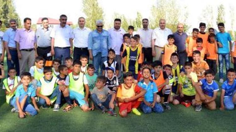 Sabah camide Kuran kursu, öğleden sonra futbol turnuvası