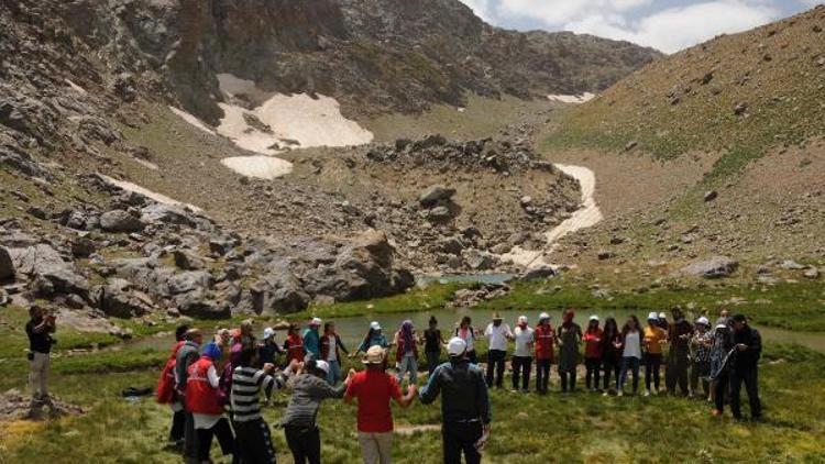 Hakkariye gelen 20 üniversiteli Berçelan Yaylasını gezdi