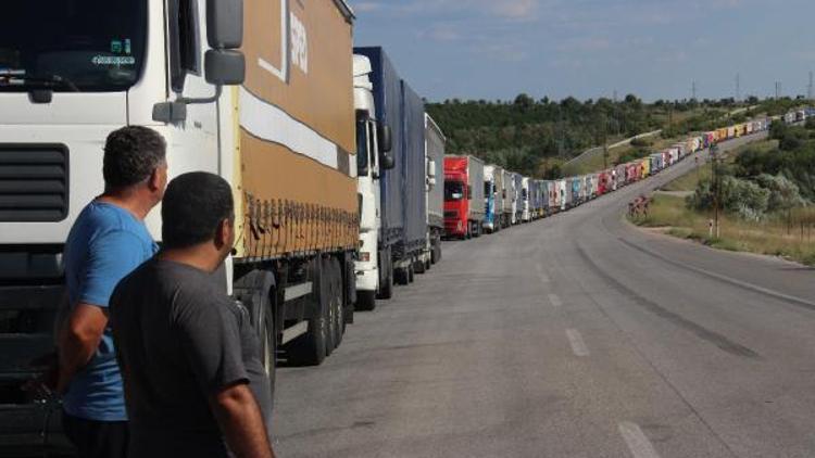 Kapıkule’de 20 kilometre TIR kuyruğu ve gurbetçi yoğunluğu