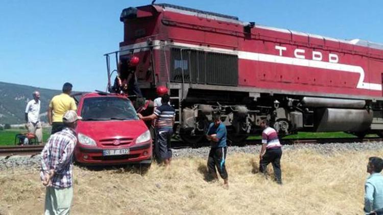 Yük treni otomobile çarptı: 2 ölü, 1 yaralı