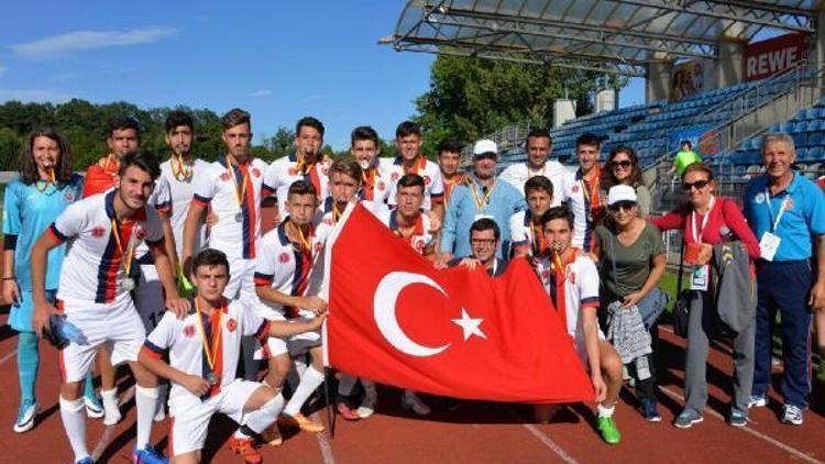 Bergamalı sporcular Kardeş Şehir Olimpiyatlarında futbol ve voleybolda ikinci oldu