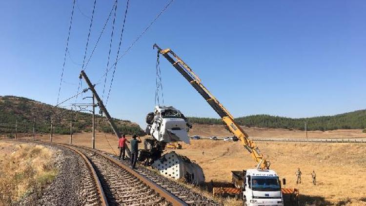 Bariyeri aşan LPG tankeri, tren yolundaki direğe çarptı