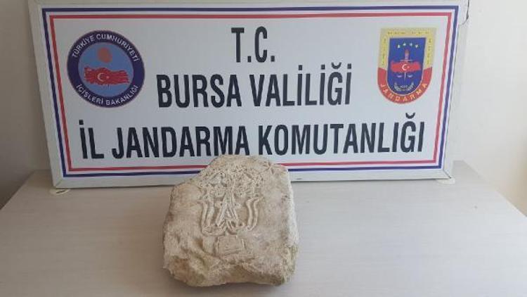 Bursada polis Vandan getirilen tarihi mezar taşı ele geçirdi