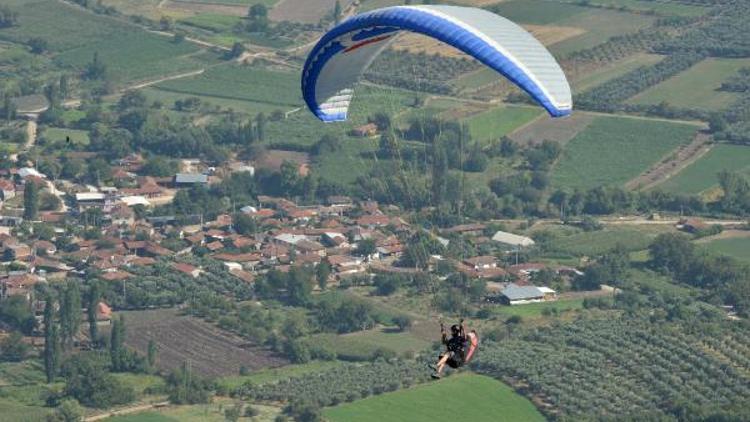 Paraşütçülerden renkli festival