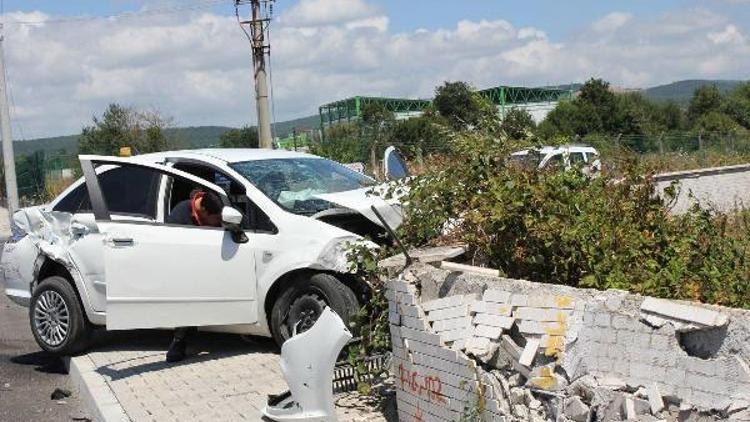 TIR ile otomobil çarpıştı: 3 yaralı