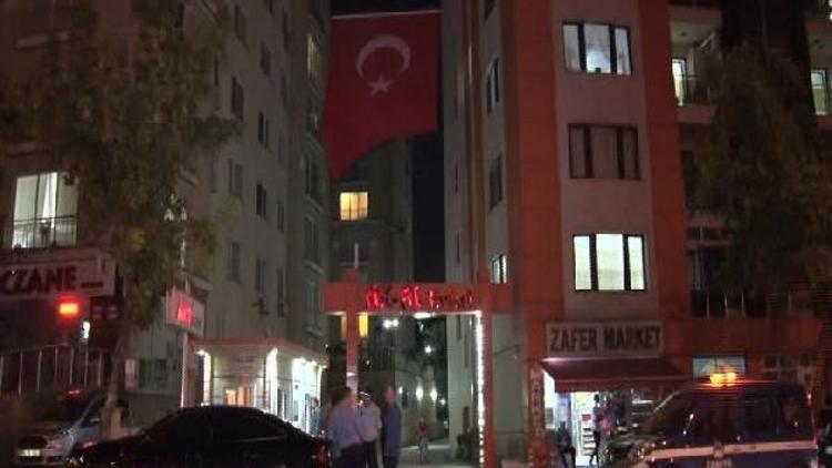 Şehit Binbaşı Ümit Çelikin ağabeyinin İstanbulda yaşadığı eve ateş düştü