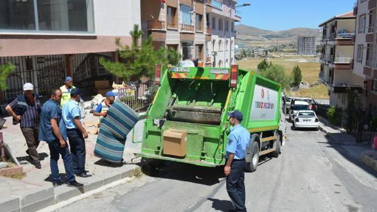 Çöp Evden 2 kamyon çöp çıktı