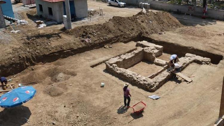 Caminin bahçesinde Roma dönemine ait mezar bulundu