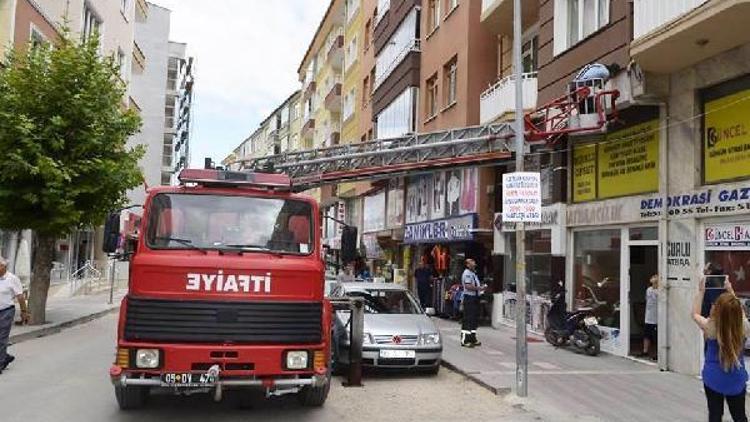 İtfaiye, yavru serçeyi kurtardı