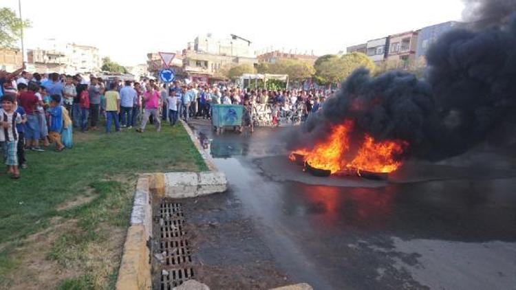 Şanlıurfada, elektrik kesintilerini yol kapatıp protesto ettiler