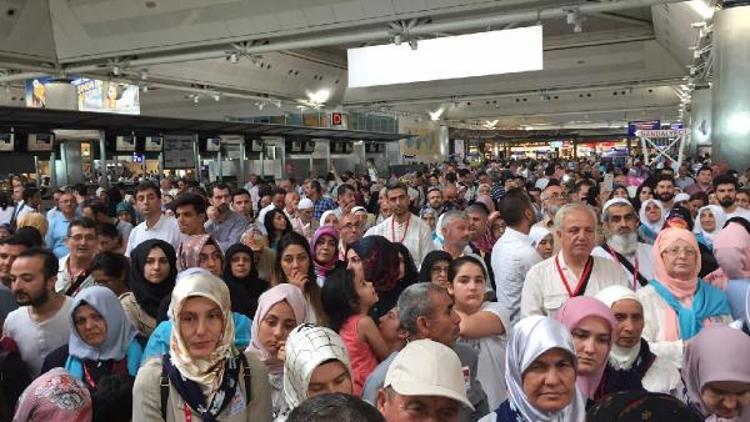 Diyanet İşleri Başkanlığı organizasyonuyla  hacca gidecek ilk kafile yola çıktı