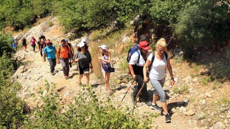 Doğa yürüyüşünde şelale keyfi