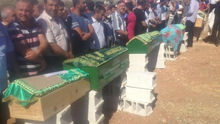 Tatil dönüşü kazada ölen 6 kişilik gurbetçi ailenin cenazeleri Gaziantepe getirildi (4)