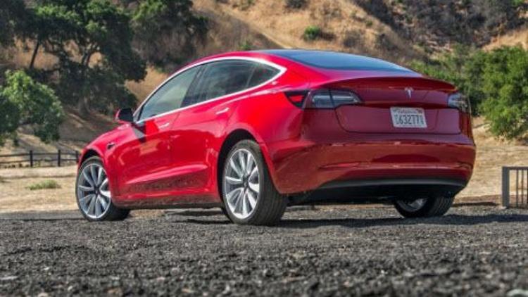 Tesla Model 3ü almak isteyen binlerce müşteri vazgeçiyor