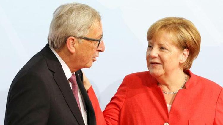 Juncker seçim yarışında Merkel’e göz kırptı