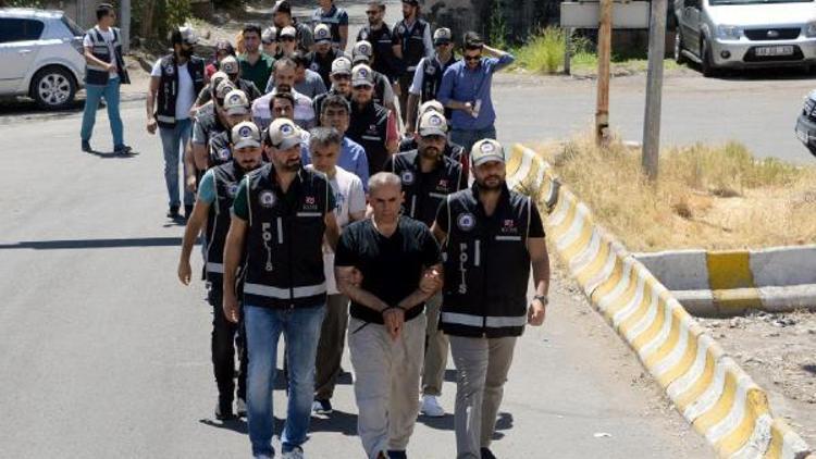 Diyarbakırdaki 4 gaybubet evinde 9 FETÖcü yakalandı