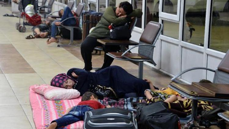 Sıcaktan kaçan Suriyeliler otogara sığındı