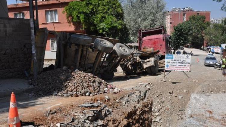 İslahiyede, devrilen kamyon dorsesi korkuttu